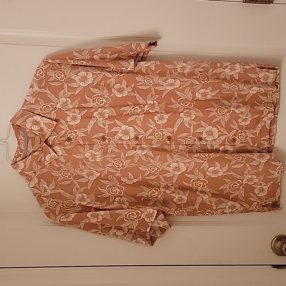 Tommy Bahama 100% Silk Orangeish Hibiscus Print Shirt.Size S. Like New Condition